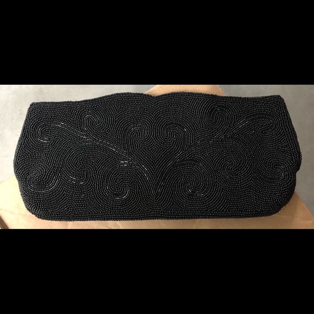 Vintage Beaded Woman’s Evening Clutch. 
new condition,Beautiful bead design .